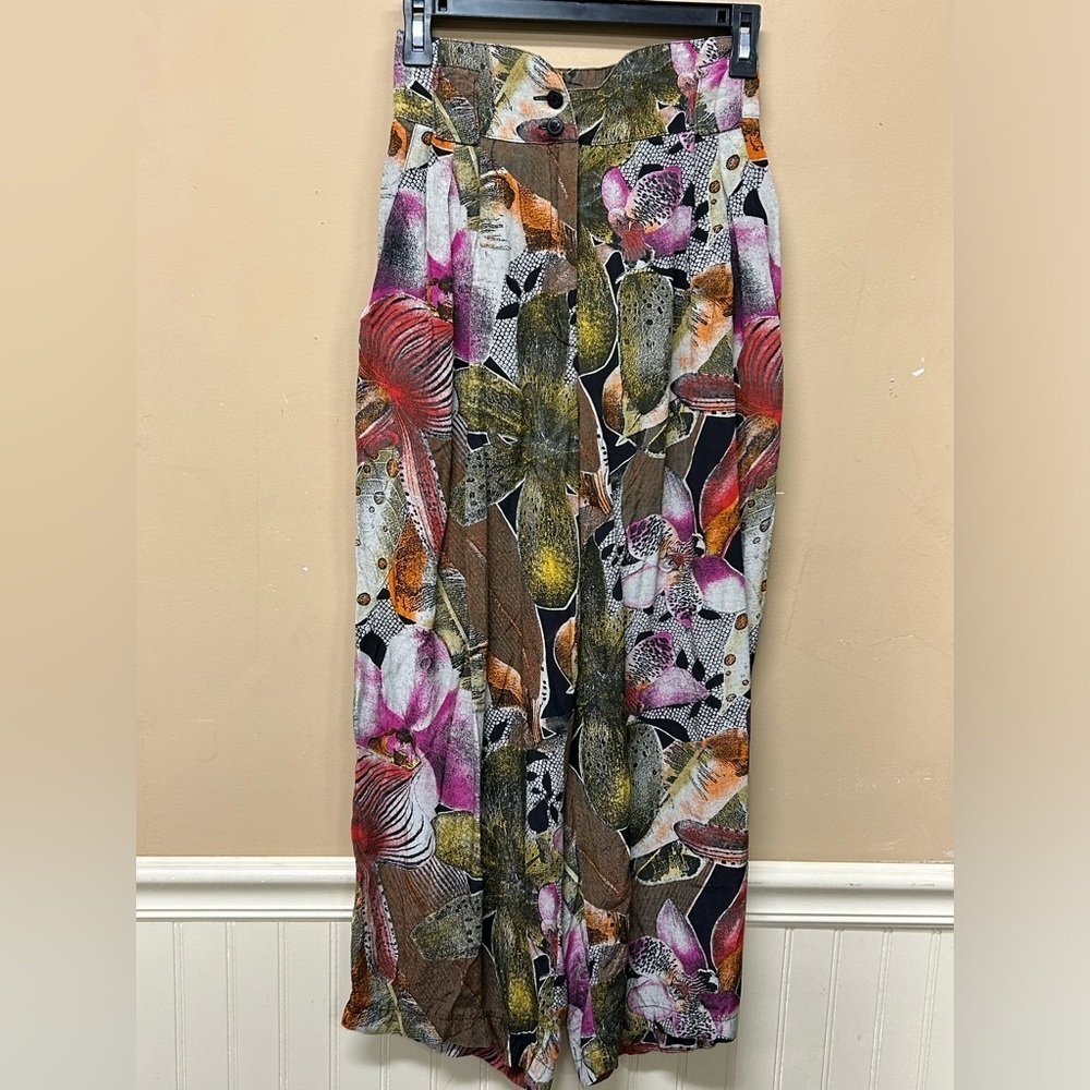Options Made in Italy Floral Pants Size 40 which looks to fit a size 2 to 4.
